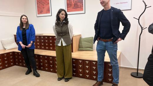 Studijní a vědecká knihovna Plzeňského kraje otevírá novou relaxační zónu. Zvítězil návrh studentky ze starých kartoték