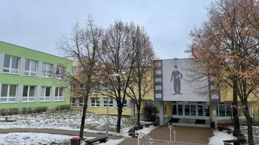 Základní škola na barrandovském Chaplinově náměstí