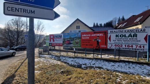 Český Krumlov dlouhodobě trápí takzvaný reklamní smog