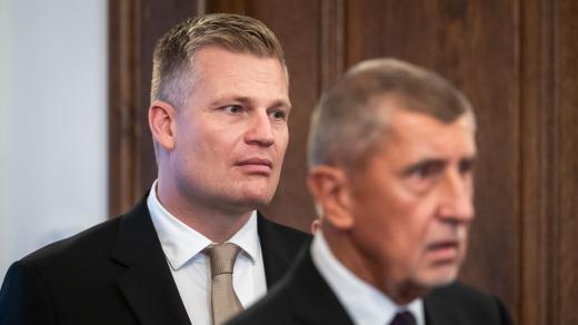 Poslanec Motoristů Filip Turek (vlevo) a předseda hnutí ANO Andrej Babiš po podpisu koaliční smlouvy