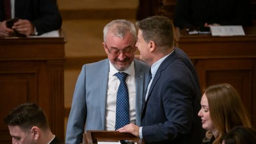 Poslanec ODS Marek Benda (vlevo) s poslancem hnutí ANO Patrikem Nacherem