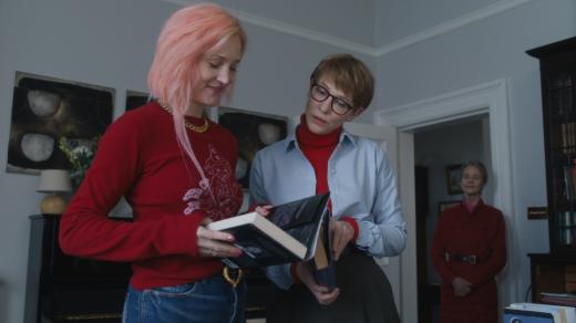 Vicky Krieps, Cate Blanchett a Charlotte Rampling ve snímku OTEC MATKA SESTRA BRATR