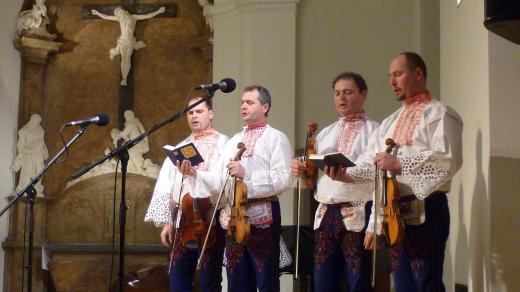 Krásný kancionál Ejhle, přijde Pán a Bůh náš zazpívala Varmužova cimbálová muzika
