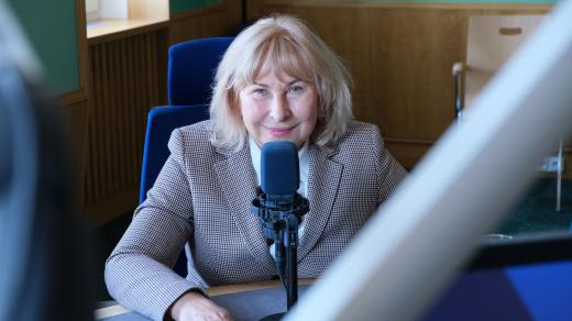 Alena Šmahelová ve studiu Českého rozhlasu Hradec Kálové