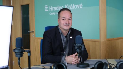 Jan Grulich ve studiu Českého rozhlasu Hradec Králové