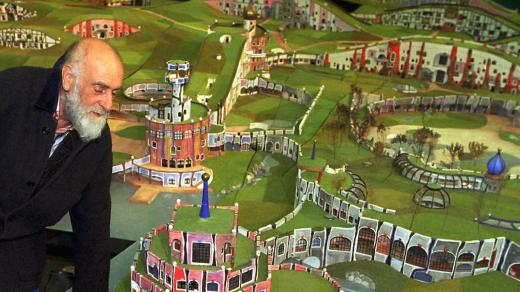 Malíř a architekt Friedensreich Hundertwasser u modelů svých staveb (1997)