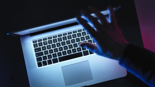 Ruka zavírající laptop, ilustrační foto