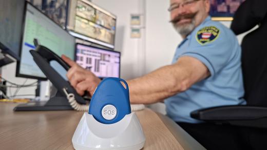 Tísňové SOS tlačítko. Službu provozuje brněnský magistrát ve spolupráci s Městskou policií