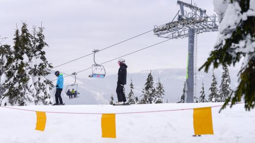 Lyžaři na sjezdovce na Dolní Moravě