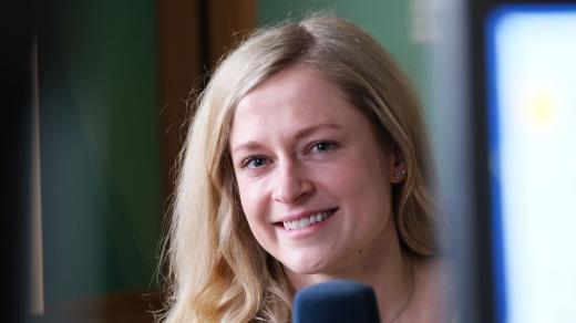Adéla Svobodová ve studiu Českého rozhlasu Hradec Králové