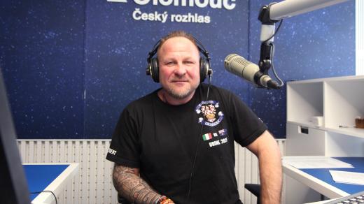 Milan Hebelka, prezident Rugby Clubu Olomouc a trenér kategorie U6 ve studiu Českého rozhlasu Olomouc