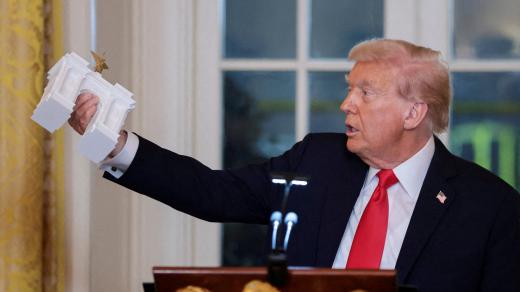 Americký prezident Donald Trump představuje monumentální stavbu