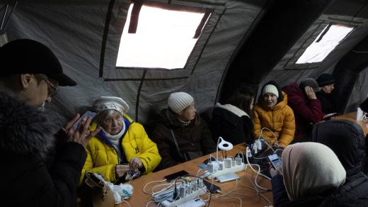 Lidé v Kyjevě, které zasáhl výpadek služeb, čerpají pomoc od vládních krizových center. Humanitární stany nabízejí teplo a elektřinu na nabytí technologií