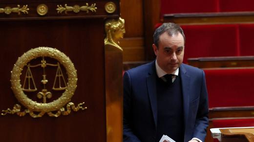 Francouzský premiér Sébastien Lecornu při hlasování o důvěře jeho kabinetu