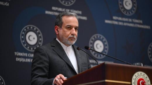 Íránský ministr zahraničí Abbás Aráqčí na tiskové konferenci v Istanbulu