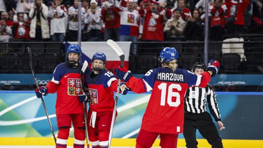 České hokejistky slaví gól Natálie Mlýnkové proti Finsku