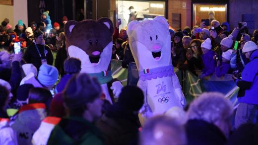 Maskotky Tina a Milo před slavnostním zahájením olympijských her