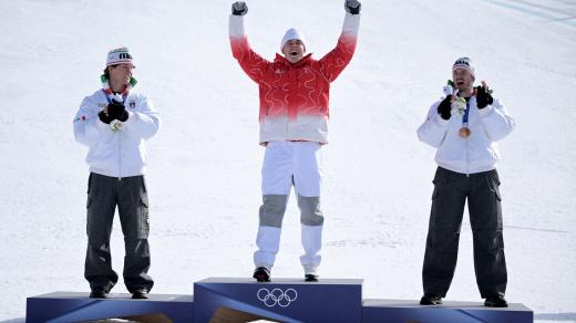 Olympijský sjezd v Bormiu ovládl Švýcar Franjo van Allmen, na stupních vítězů ho doplnili domácí Giovanni Franzoni a Dominik Paris