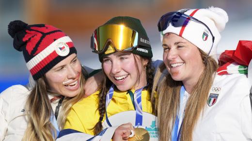 Eva Adamczyková slaví medaili se zlatou Josie Baffou a bronzovou Michelou Moioliovou