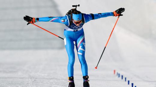 Lisa Vittozziová se v cílové rovince klaní divákům