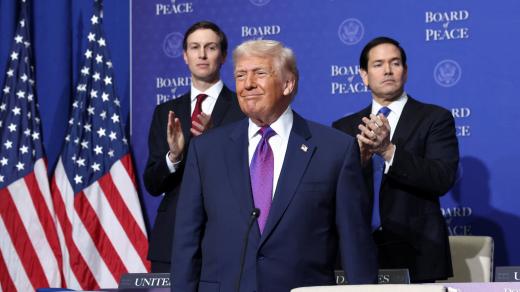 Donald Trump na úvodním zasedání Rady míru ve Washingtonu DC. Za ním jeho zeť a člen výkonné rady organizace Jared Kushner a americký ministr zahraničí Marco Rubio