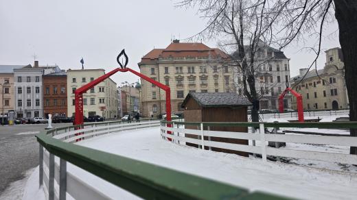 Na kluzišti v Jihlavě už si lidé nezabruslí. Led teď bude týden postupně roztávat
