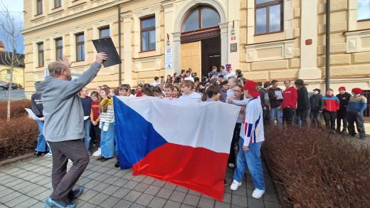 Studenti sportovního gymnázia ve Vimperku před školou skandovali kvůli své studentce Karolíně Hrůšové