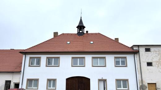 Zámeček v osadě Světví u Horní Stropnice s vížkou, v níž visí zvon Svatý Florián