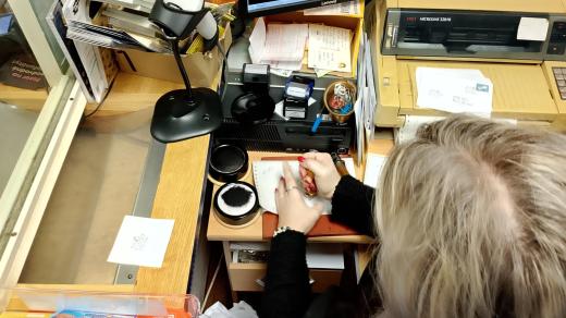 Pošťačka Jana Janská razítkuje korepondenci letošním valentýnským razítkem