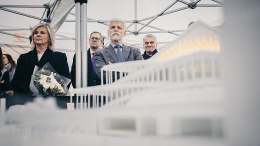 Prezident Petr Pavel s ženou Evou Pavlovou na oficiální cestě Prahou navštívili místo, kde bude stát Vltavská filharmonie