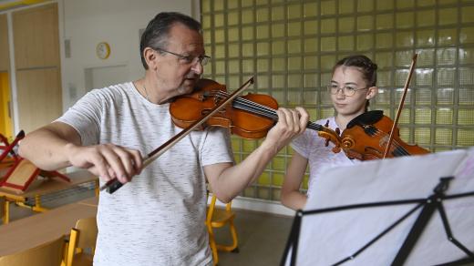 Houslista a pedagog Jiří Fišer při výuce