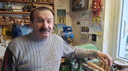 Výrobce dřevěných hraček Zdeněk Bukáček ve své dílně v Krouně