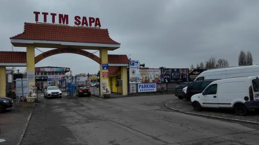 Hlavní brána tržnice SAPA