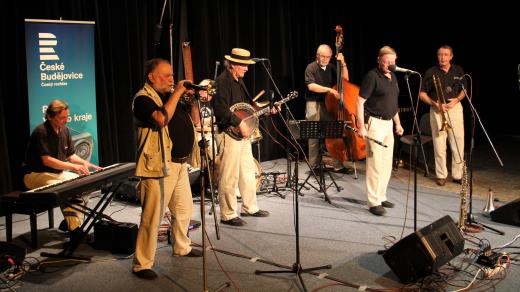 Steamboat Stompers ve studiovém sále Českého rozhlasu České Budějovice v roce 2014