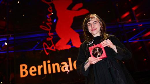 Dokumentaristka Pepa Lubojacki přebírá cenu na festivalu Berlinale
