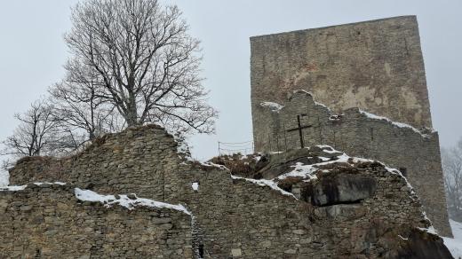 Impozantní zřícenina se tyčí nad šumavskou vsí Svatý Tomáš, na dohled od rakouské hranice