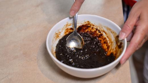 Povidlová náplň: povidla a rum důkladně rozmícháme