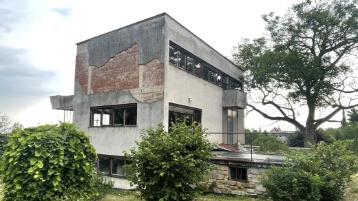 Funkcionalistická vila v Kostelci nad Černými lesy, kterou navrhl architekt Jaroslav Fragner
