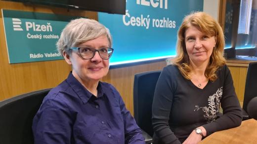 Jitka Janečková, vedoucí Oddělení důchodového pojištění Okresní správy sociálního zabezpečení v Plzni (vpravo) a Petra Turková z téhož oddělení