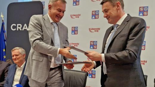 Miloš Mastník, generální ředitel Českých Radiokomunikací a hejtman Libereckého kraje Martin Půta (SLK) při podpisu kupní smlouvy