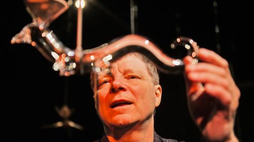 Výstava designérky Libuše Niklové a Petra Nikla (na snímku) s názvem Dědičná zvířena, 28. května 2025, Galerie Františka Drtikola, Příbram