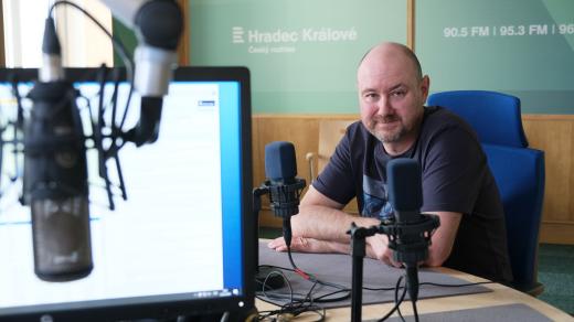 Josef Novotný ve studiu Českého rozhlasu Hradec Králové