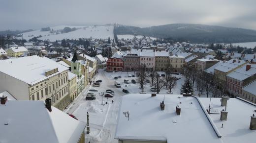 Pohled z věže kostela sv. Michaela archanděla v Králíkách směrem k Mariánskému kopci