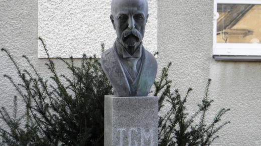 Před školkou stojí pozoruhodná busta T .G. M.