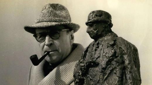 Georges Simenon u sošky komisaře Maigreta