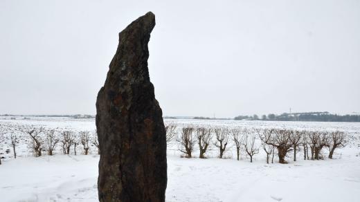Tvar vztyčeného balvanu u Klobuk připomíná stojící postavu