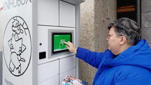 Vedoucí semilské knihovny Jitka Šedinová ukazuje, jak Knihobox Hynek funguje