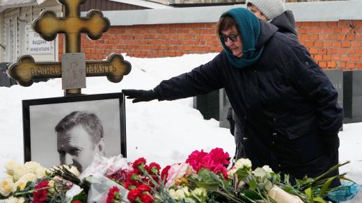 Matka Alexeje Navalného u hrobu svého syna, 16. 2. 2026