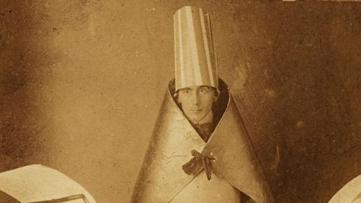 Hugo Ball v kubistickém kostýmu v Kabaretu Voltaire, červen 1916