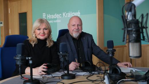 Lada Klokočníková a Jiří Kánský ve studiu Českého rozhlasu Hradec Králové